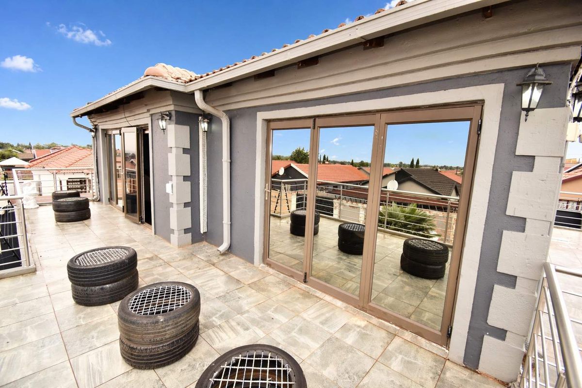 Spacious Modern Home - Photo 2