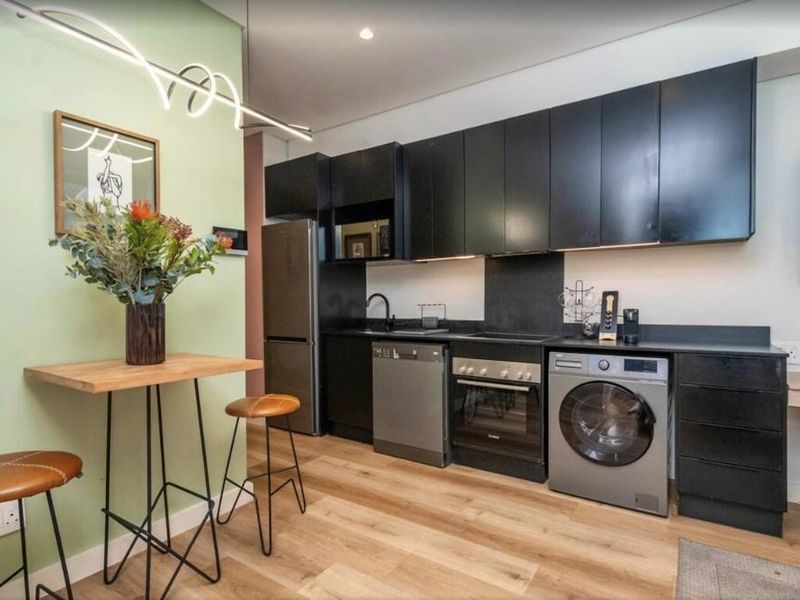 Stylish Fully Furnished 1-Bedroom Apartment in the Heart of Cape Town CBD - Photo 8