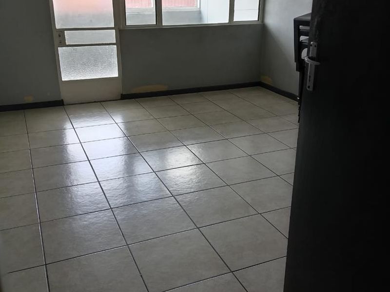 ONE AND HALF BEDROOM FLAT IN SUNNYSIDE. - Photo 9