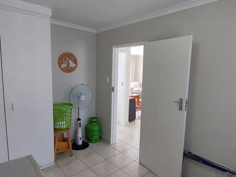 Charming 2 Bed Corner Unit - Photo 2