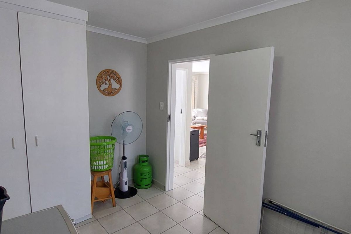 Charming 2 Bed Corner Unit - Photo 2