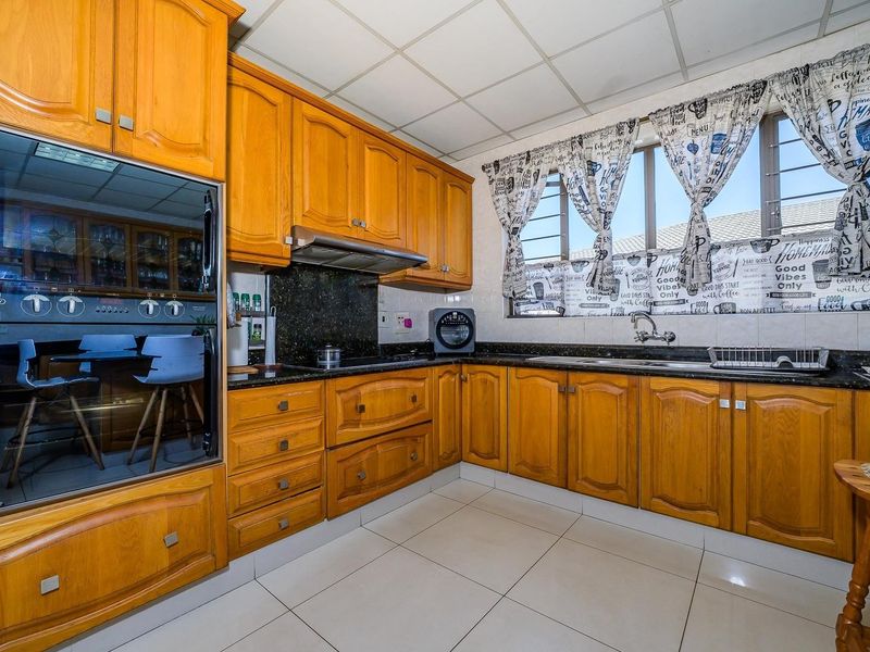 Elegant family Home with a spacious poolside Entertainment and a Private Granny Cottage - Photo 2