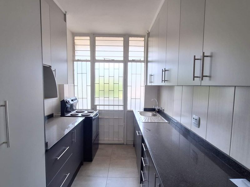 Spacious, newly renovated 2 bedroom apartment in Roodepoort - Photo 3