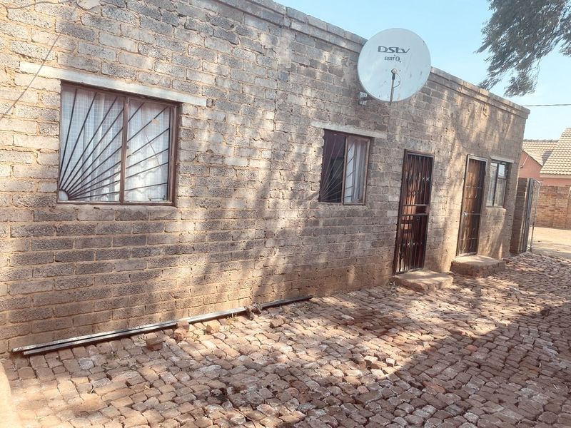 Income-Generating Property Close to amenities - Photo 2