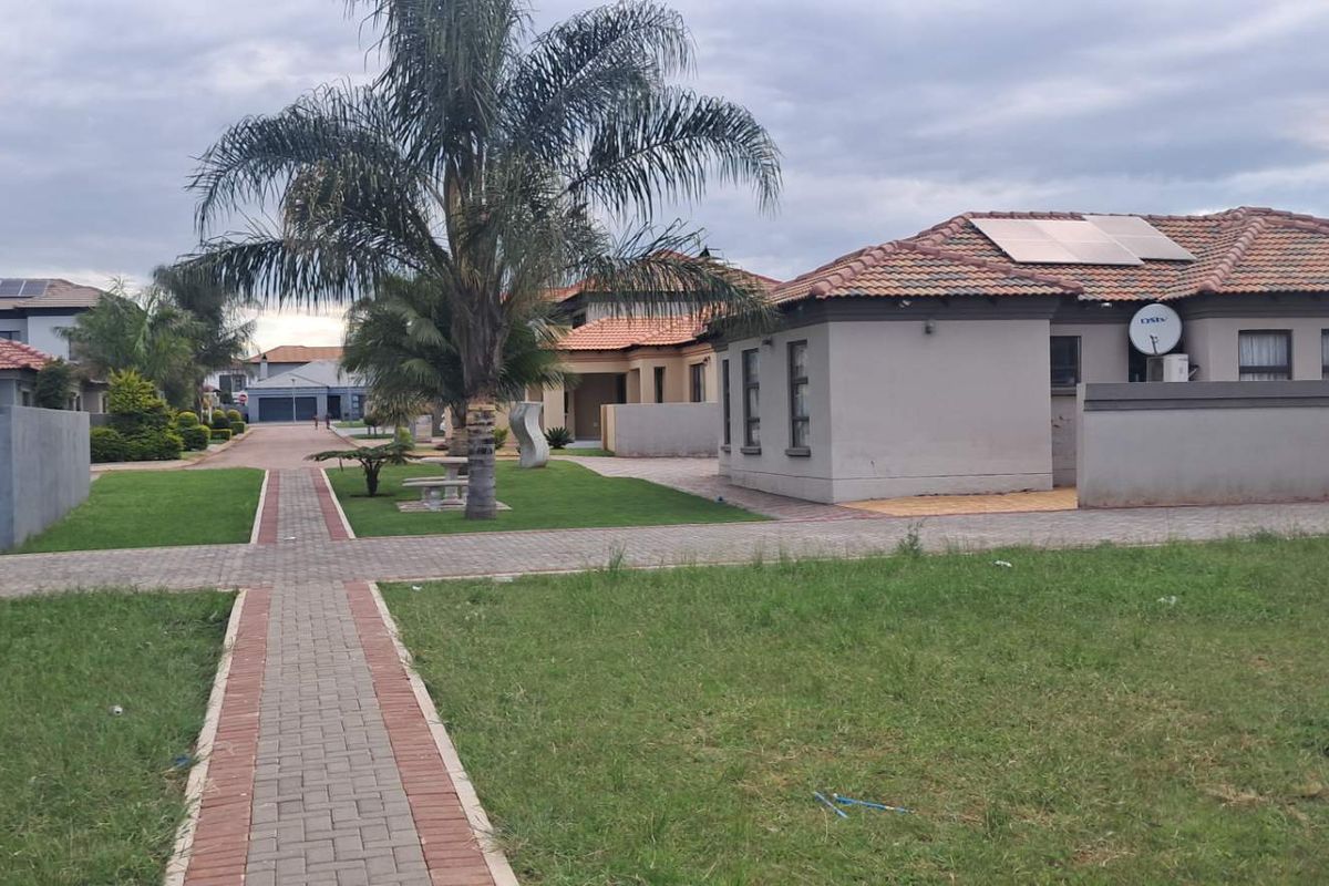 IMMACULATE HOME AT LAVENDER ESTATE - Photo 3