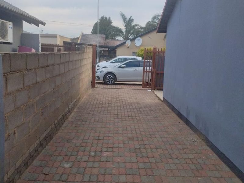 2 Bedroom House in BufferZone - Photo 2