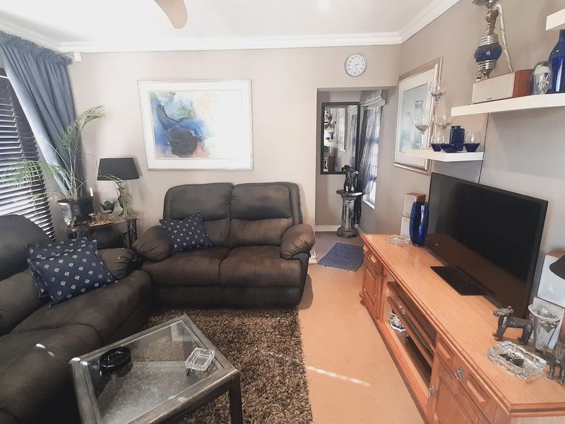 . "Your Dream Home: Balcony, Pool, Garden & Spacious Interiors" - Photo 6