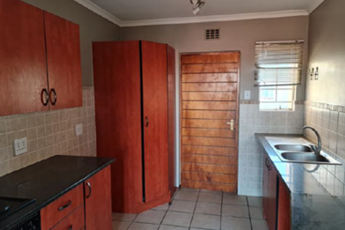 FOR RENT — Easy Living in Secure Villa Victoria, Brentwood Park - Photo 3