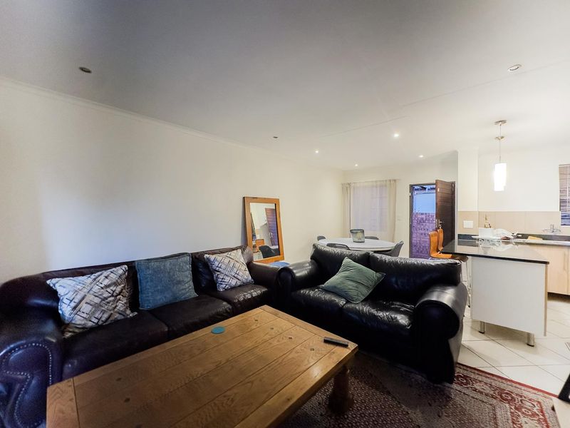 2 Bedroom Simplex with a Private Garden - Photo 4