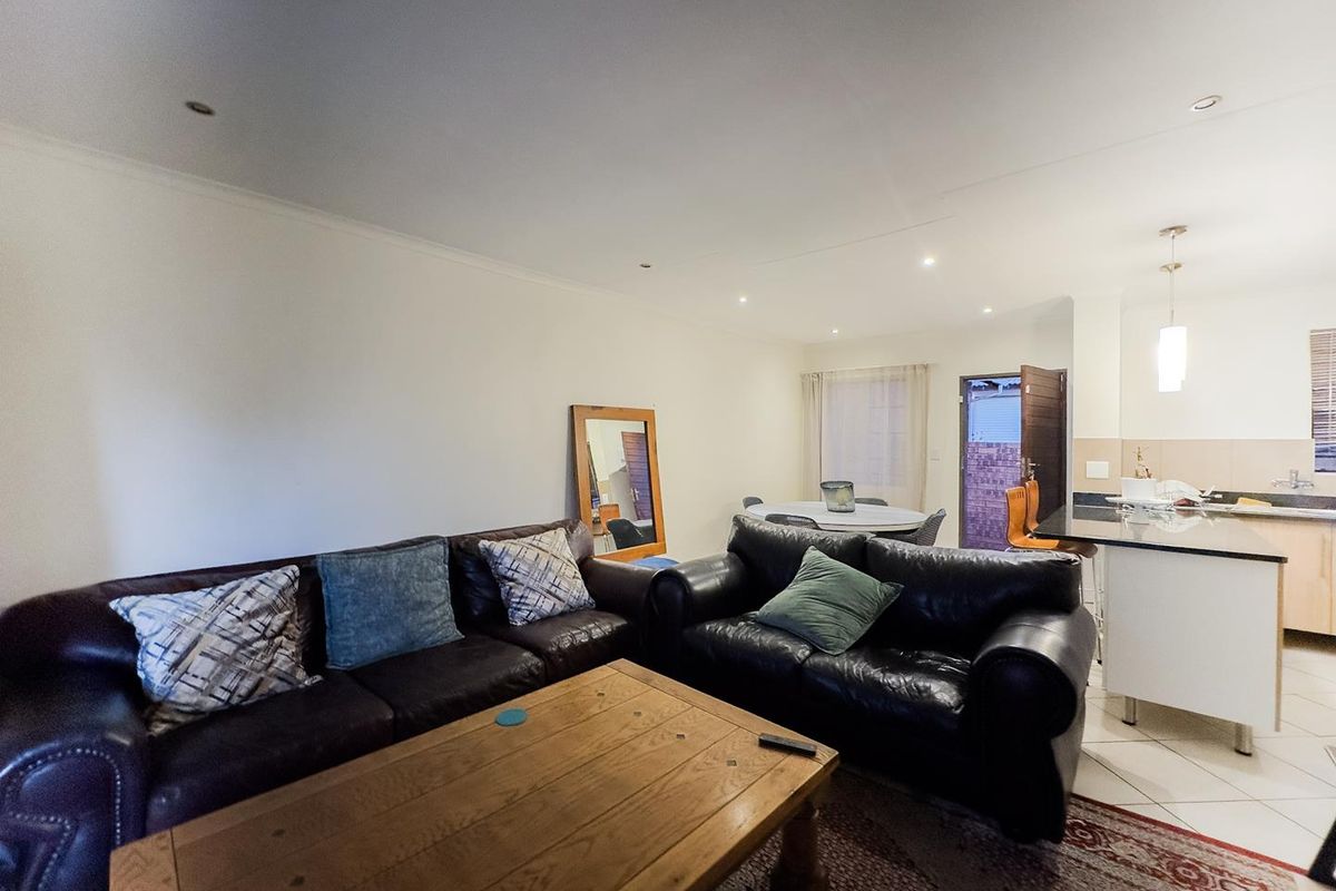 2 Bedroom Simplex with a Private Garden - Photo 4