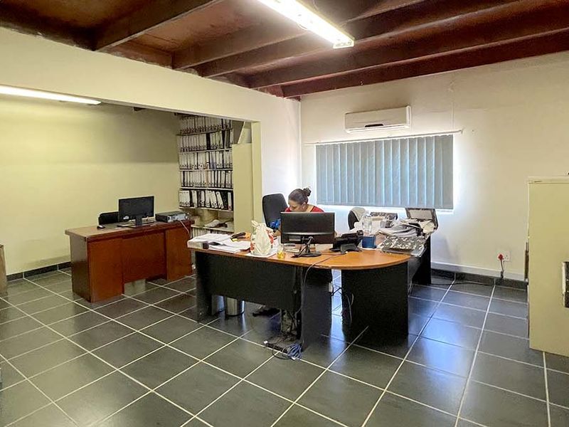 INDUSTRIAL MANUFACTURING WAREHOUSE AND OFFICES - Photo 8