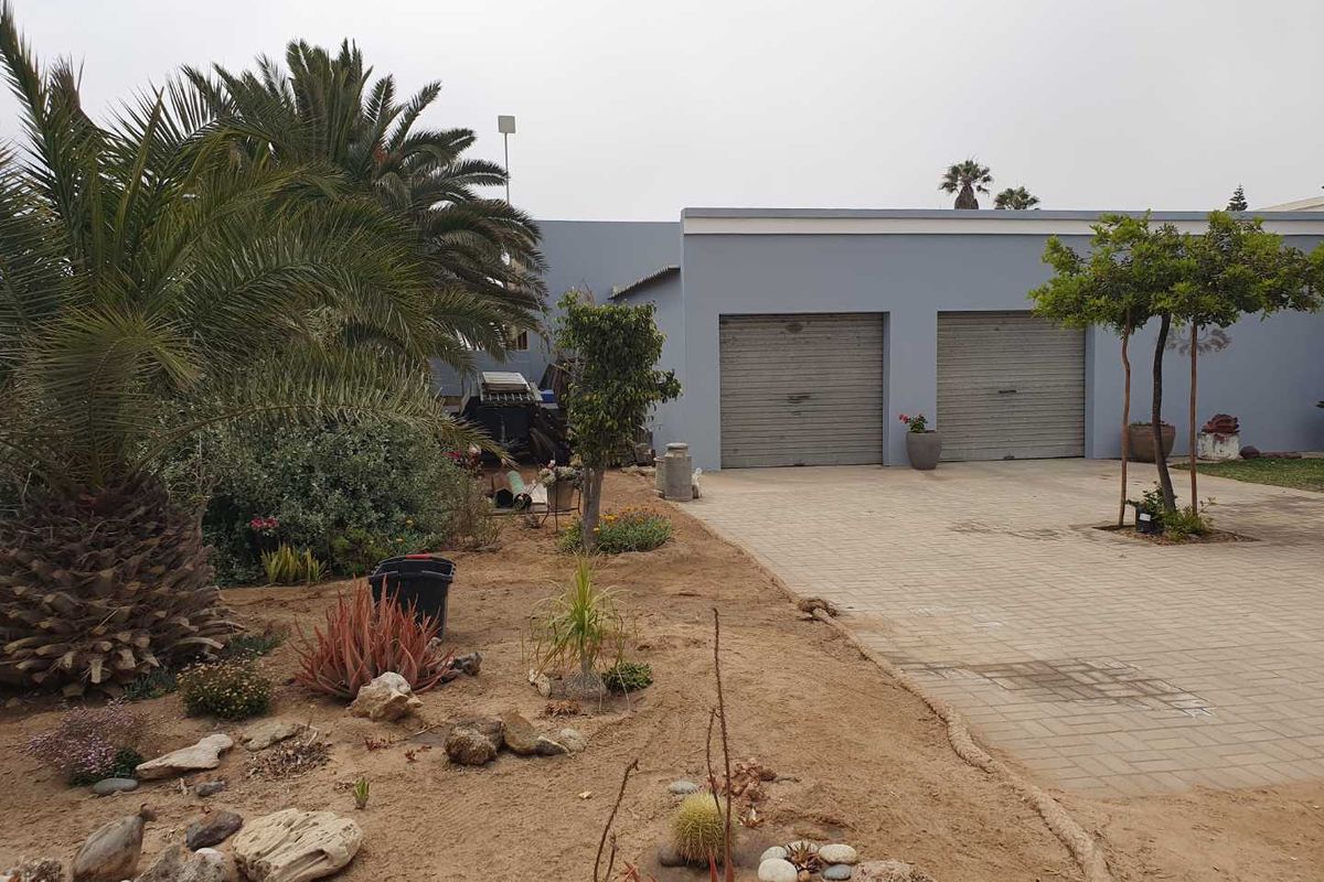 "Spacious 5-Bed Home: Ideal for Families or Investors!" - Photo 5