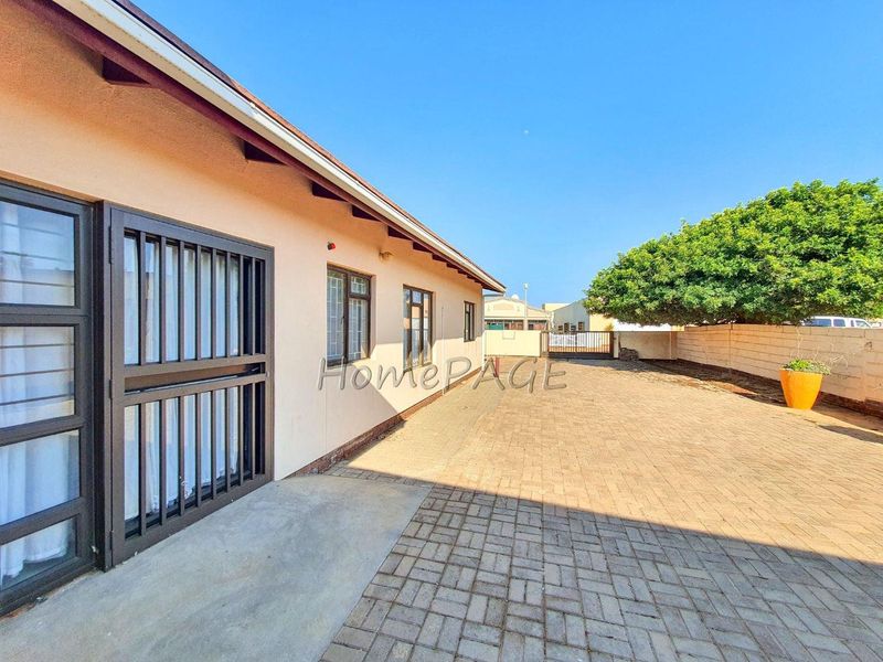 Ext 3 (North Dune), Henties Bay:  4 Bedr Home in POPULAR Oester Street is for Sale - Photo 5
