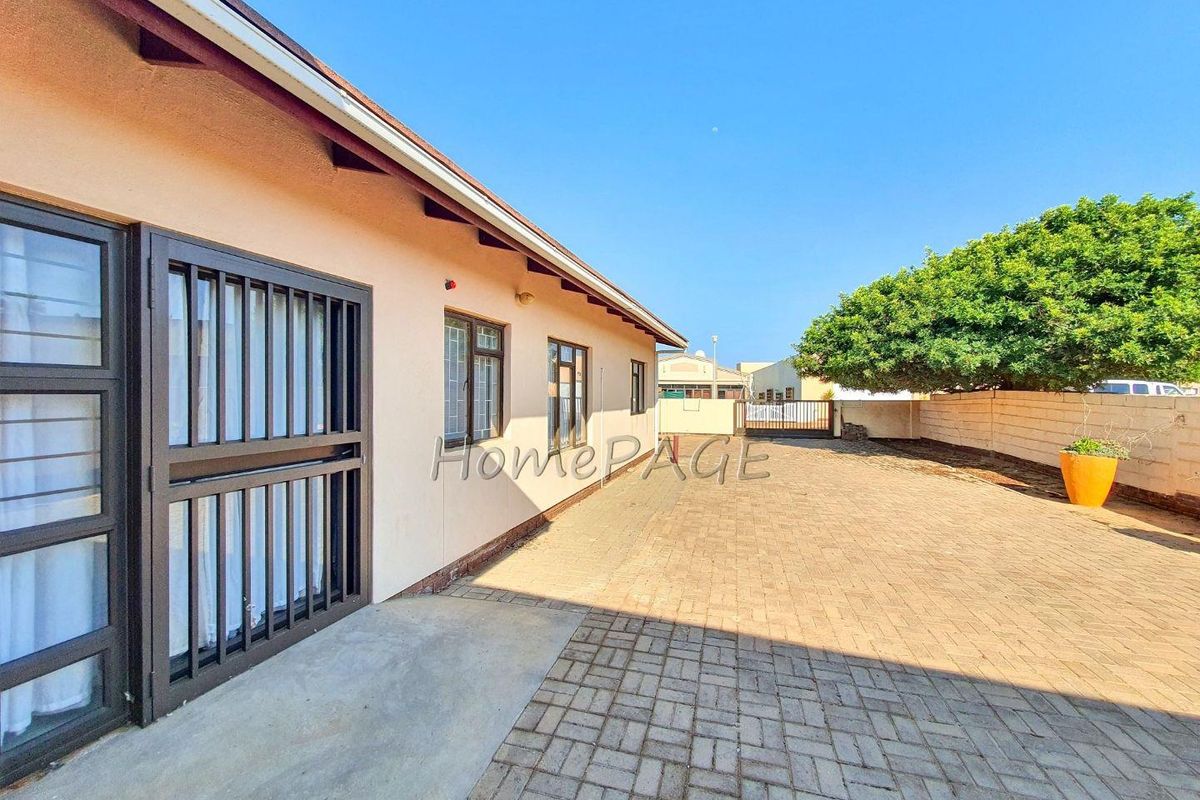 Ext 3 (North Dune), Henties Bay:  4 Bedr Home in POPULAR Oester Street is for Sale - Photo 5