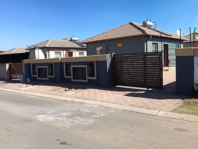 Two bedrooms house for sale in Chrystal Park Ext 58 - Photo 4