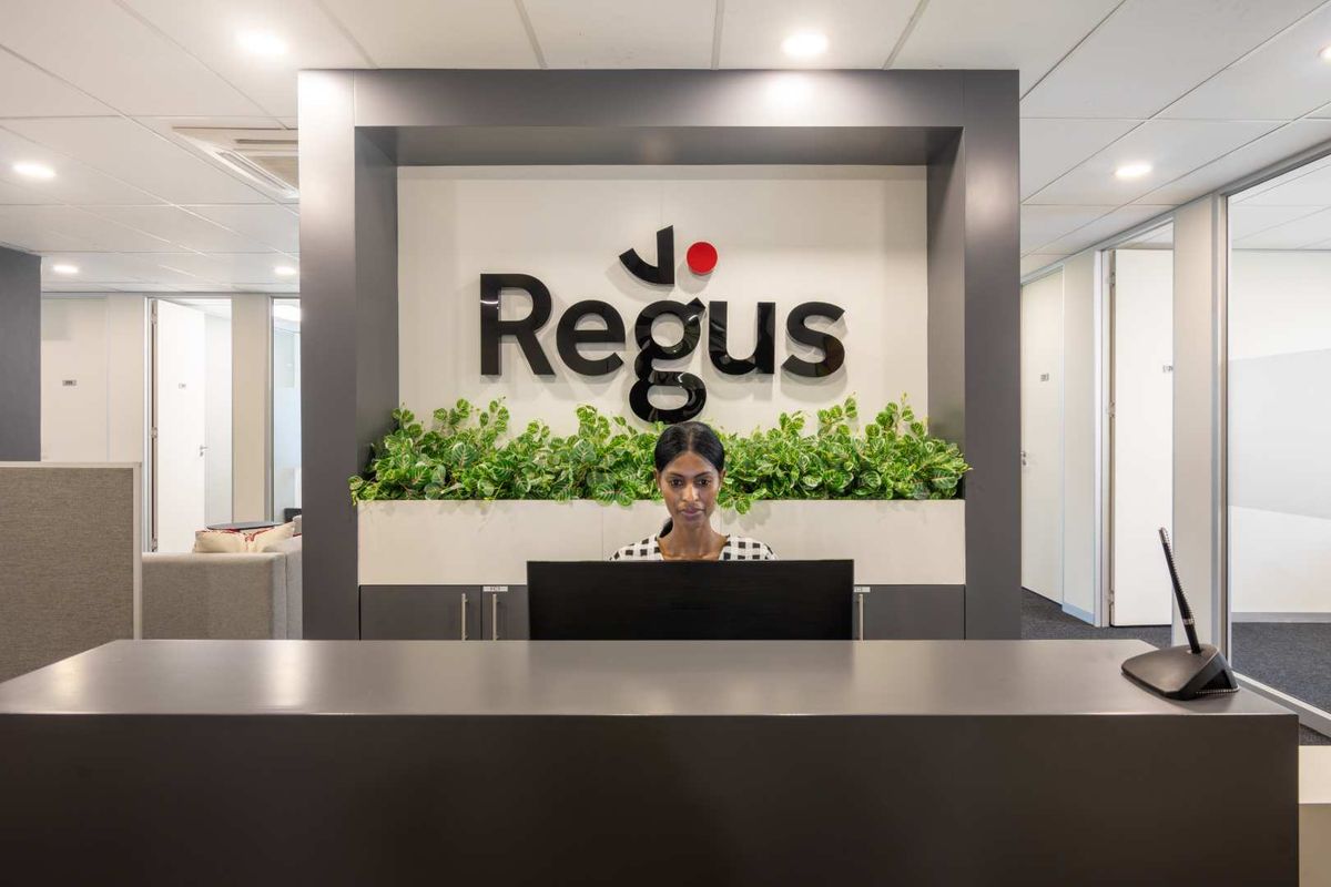Serviced office space for 15 persons in Regus Central - Photo 4