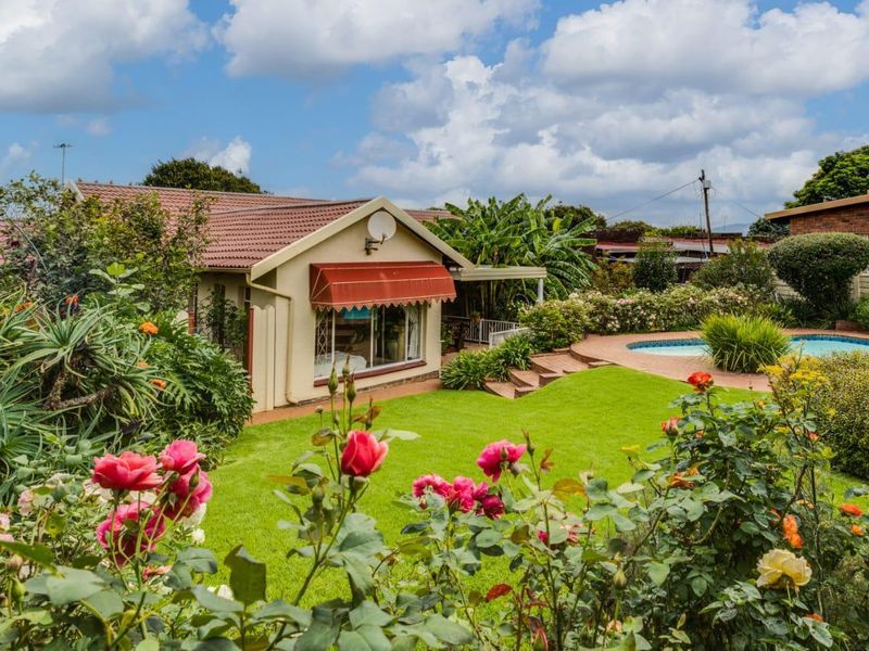 Charming 3 bedroom Family Home with Beautiful Garden & Pool - Photo 5