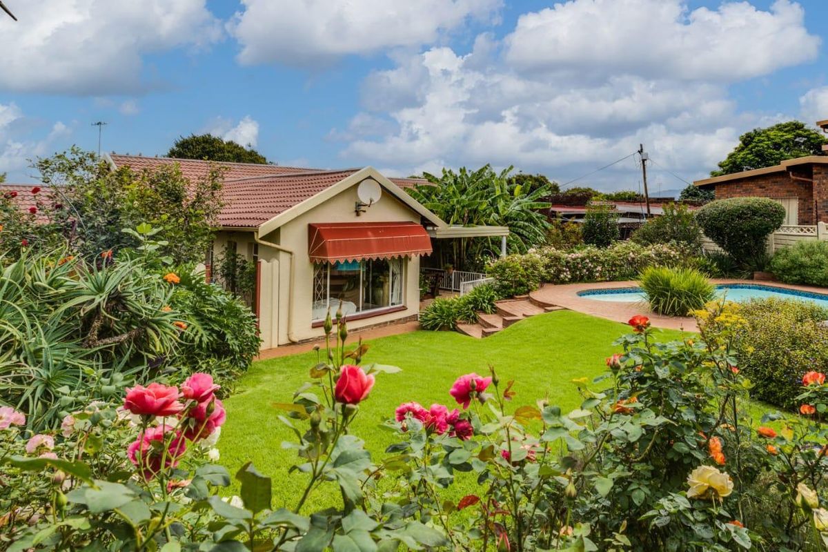 Charming 3 bedroom Family Home with Beautiful Garden & Pool - Photo 5