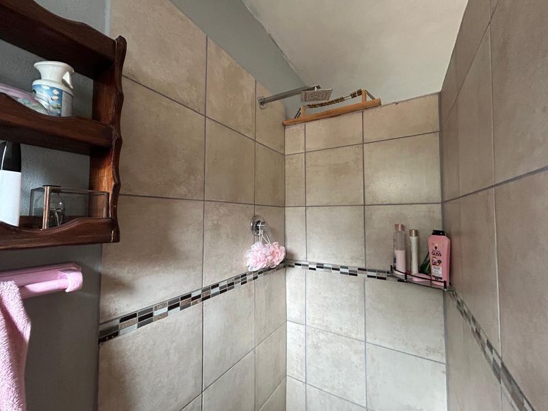 Double Storey 5-Bedroom Home with En-Suites, Balcony & Veranda Views a Stone's Throw from Tzaneen - Photo 8