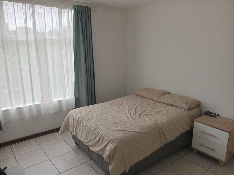 Step into this charming and bright, neat 2-bedroom apartment with great potential, perfectly suited for comfortable living and easy convenience - Photo 9