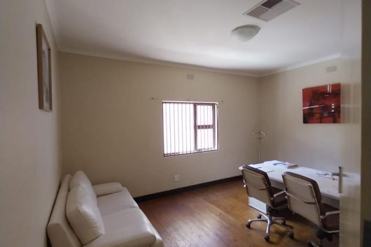 Office to Let - Photo 3