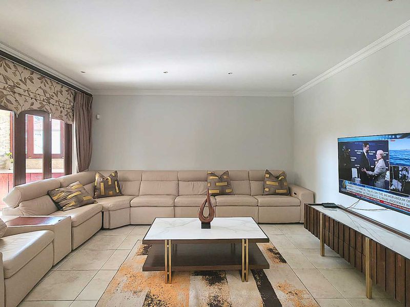 4 Bedroom Executive Sandton Cluster with Furnished Option in Secure boomed off Estate - Photo 5