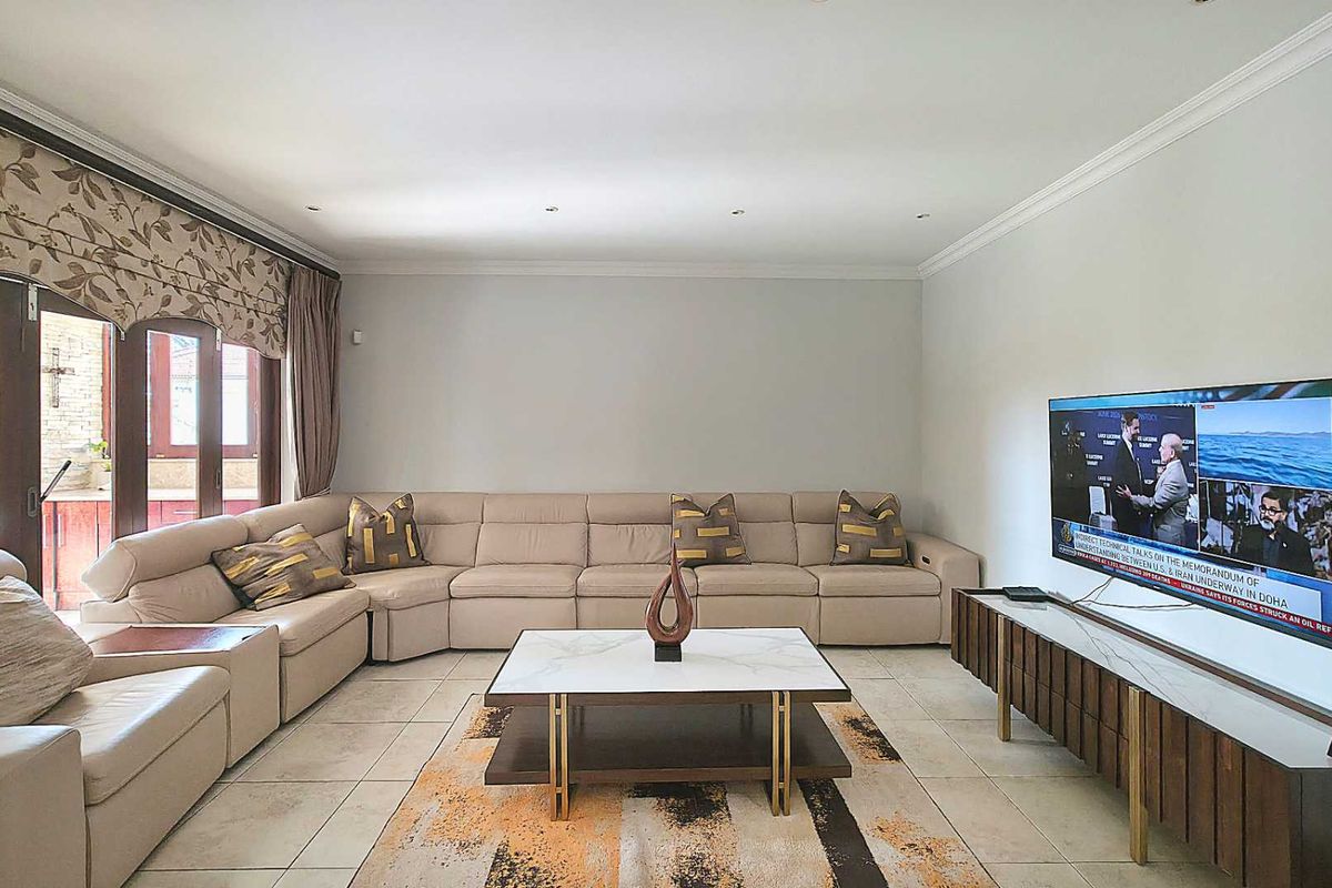 4 Bedroom Executive Sandton Cluster with Furnished Option in Secure boomed off Estate - Photo 5