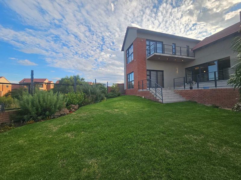 Luxury Meets Nature – Free-Standing 3 Bedroom Corner Home in Wild Olive - Photo 2