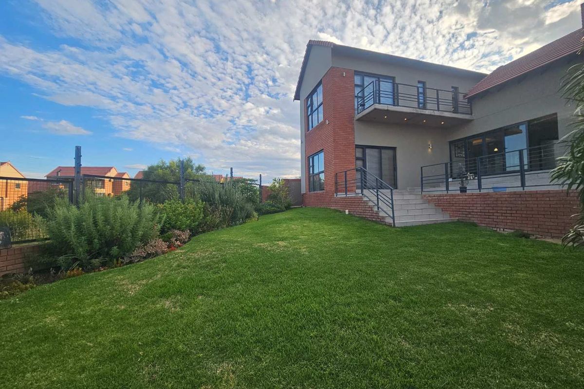 Luxury Meets Nature – Free-Standing 3 Bedroom Corner Home in Wild Olive - Photo 2