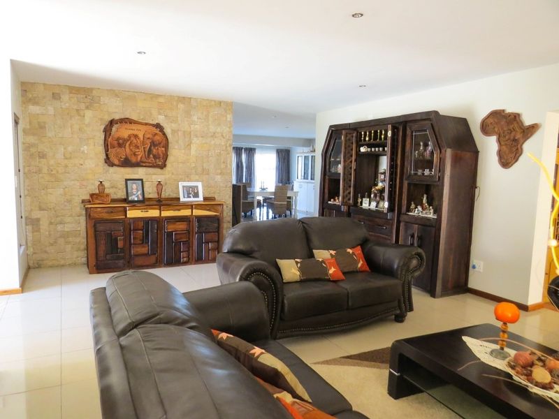 SPACIOUS 4 BEDROOM HOME SWAKOPMUND - Photo 2