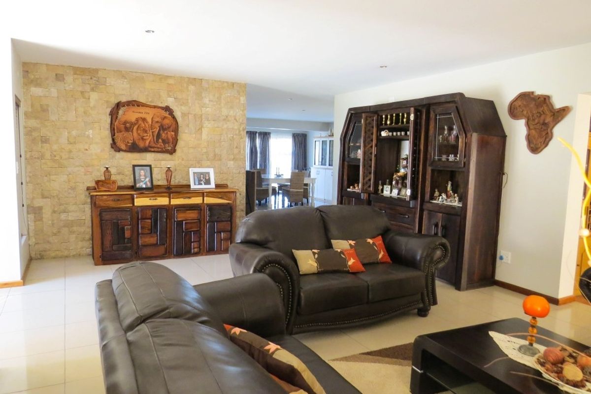 SPACIOUS 4 BEDROOM HOME SWAKOPMUND - Photo 2