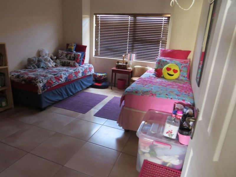 FOR SALE - 3 BEDROOM UNFURNISHED HOUSE WITH 2 BEDROOM FLAT FOR SALE IN OCEAN VIEW, SWAKOPMUND, NAMIBIA - Photo 10