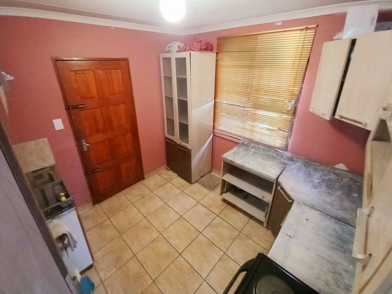 Three bedrooms house for sale in Atteridgeville - Photo 5