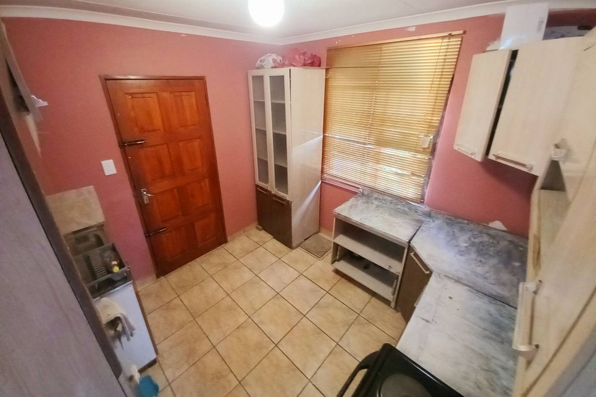 Three bedrooms house for sale in Atteridgeville - Photo 5