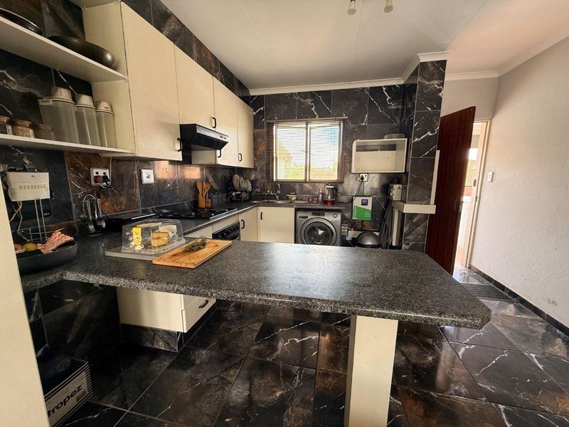 Charming 2-Bedroom Gem: Your Dream Home Awaits! - Photo 8