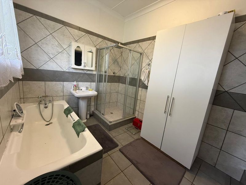 Spacious 5 Bedroom Home with Flatlet - Investor's Dream! - Photo 10