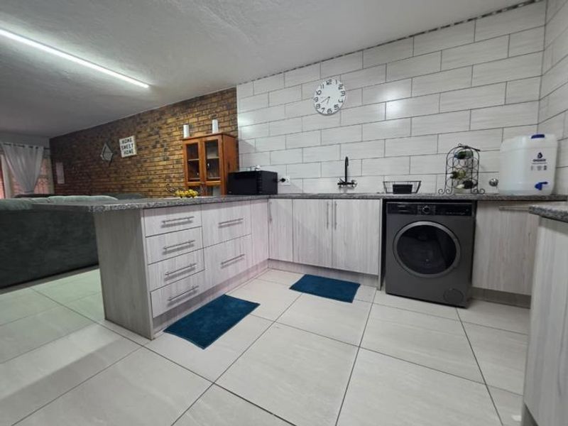 Modern 2 Bedroom Townhouse. - Photo 5