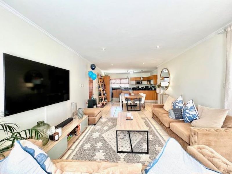 EXCEPTIONAL TWO BED FIRST FLOOR APARTMENT IN BRYANSTON - Photo 5