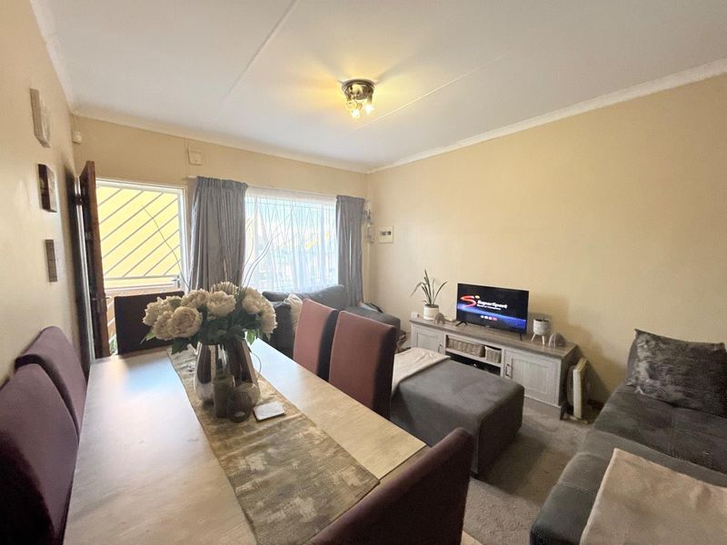 SPACIOUS TOWNHOUSE - Photo 3