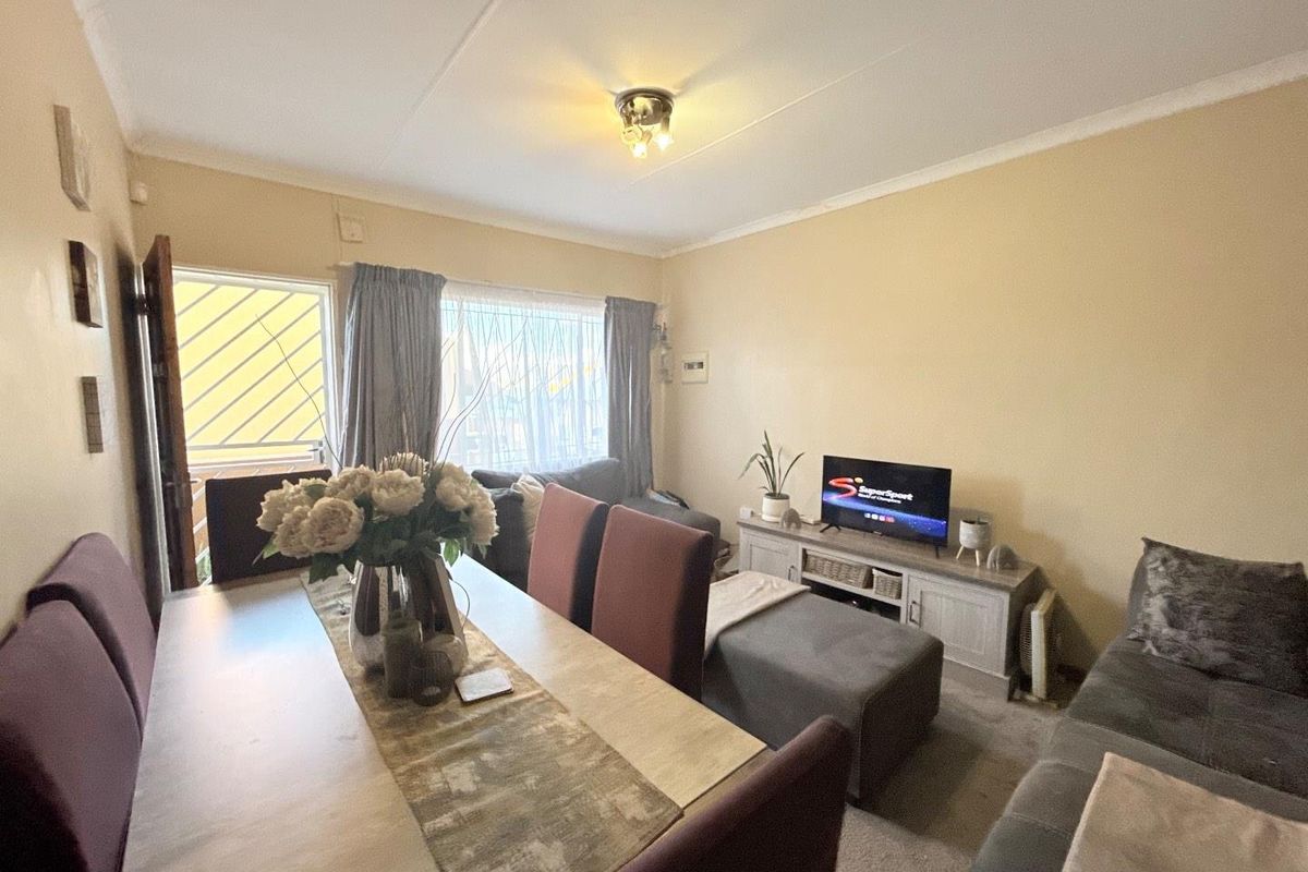 SPACIOUS TOWNHOUSE - Photo 3