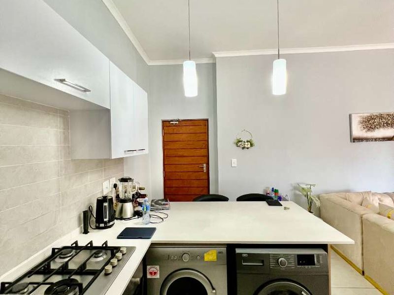 Lovely Upmarket One Bedroom Apartment in Modderfontein Up for a Grab! - Photo 4