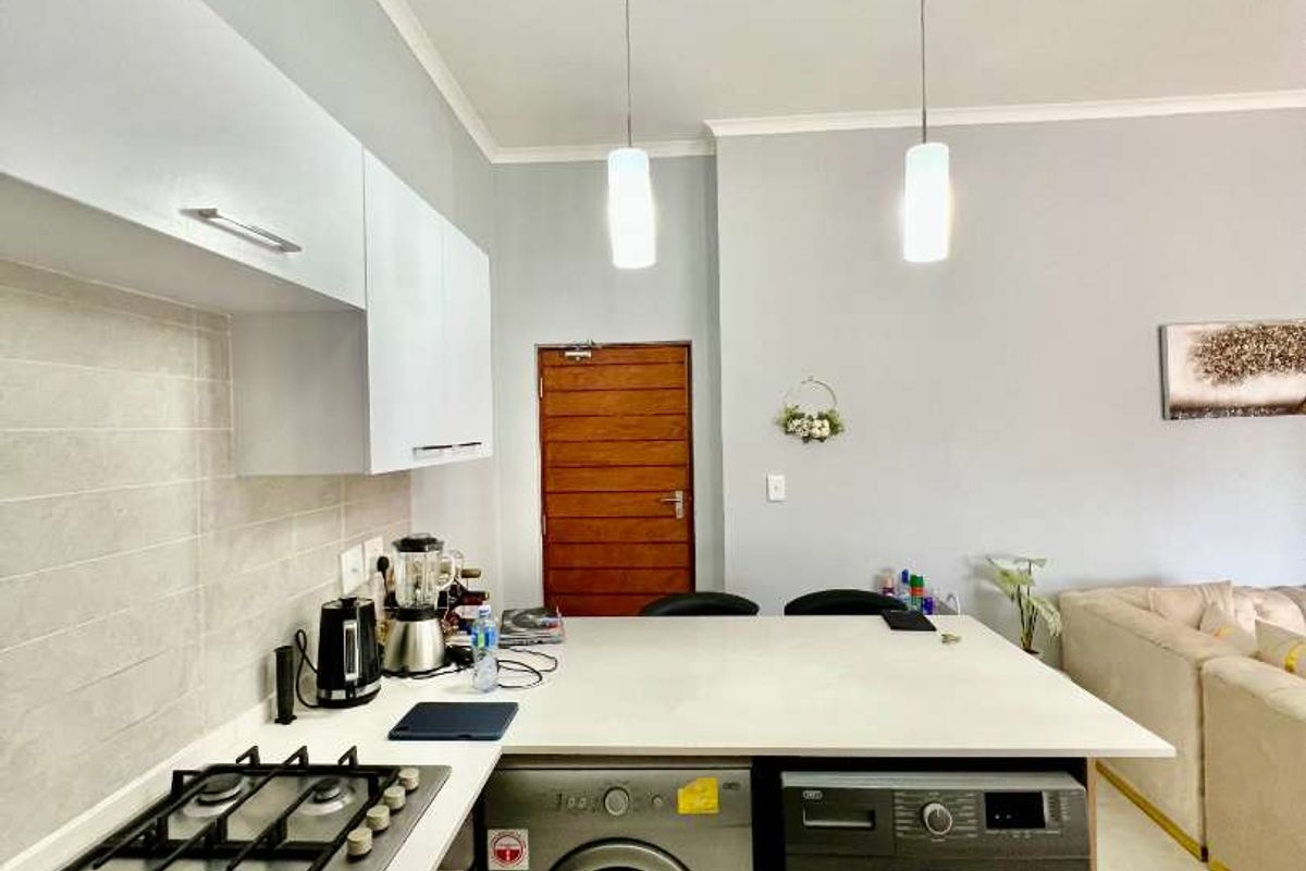 Lovely Upmarket One Bedroom Apartment in Modderfontein Up for a Grab! - Photo 4