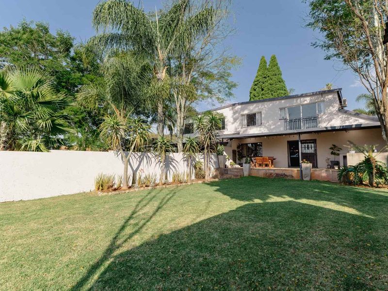 Picture-Perfect Garsfontein Duet with Style, Warmth and Beautiful Finishes - Photo 1
