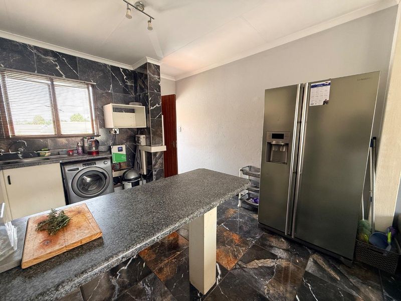 Charming 2-Bedroom Gem: Your Dream Home Awaits! - Photo 6