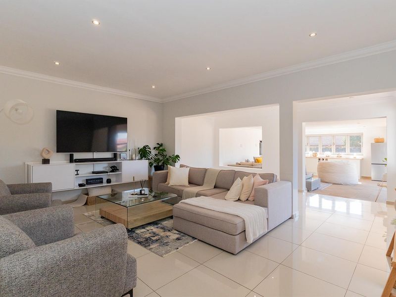 Modern 3-Bedroom Entertainer’s Dream Home with Jacuzzi Room & Heated Pool in Birch Acres - Photo 3