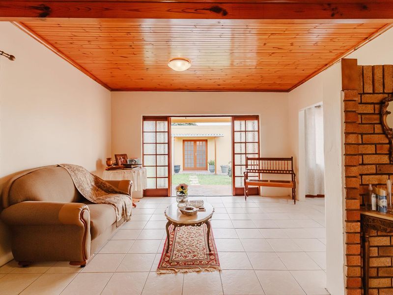 Beautiful 4-Bedroom Family Home - Photo 5