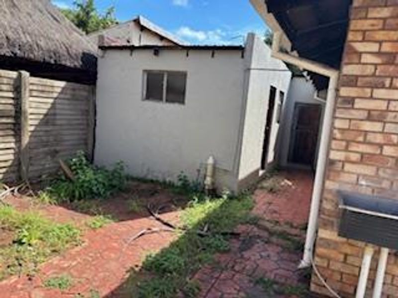 Beautiful home ready for a new family. - Photo 3