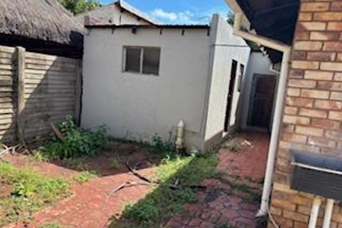 Beautiful home ready for a new family. - Photo 3