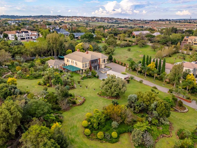 Distinguished Family Residence on Expansive Grounds in Cornwall Hill Country Estate - Photo 3