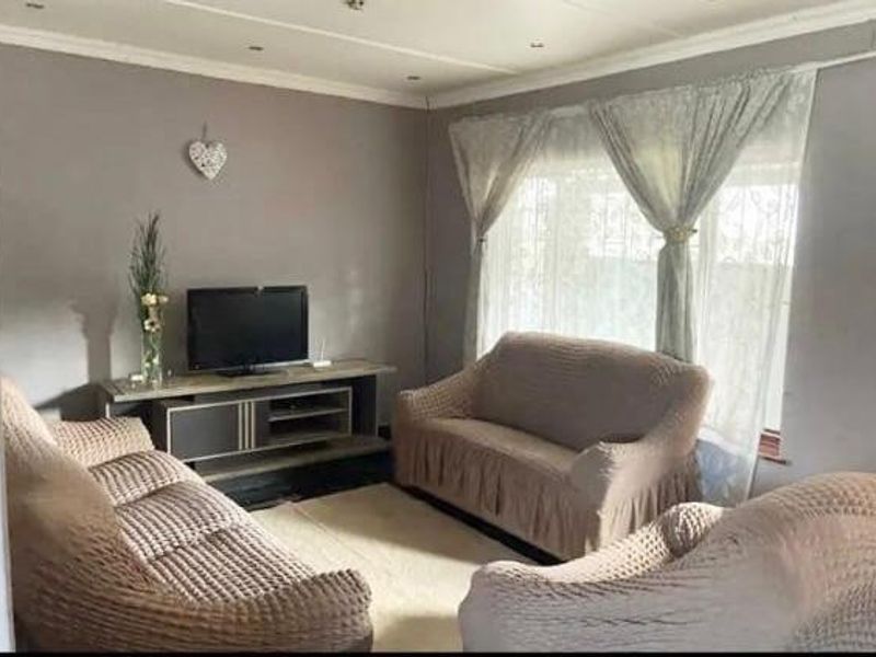 Spacious Family Home in Desirable Moorton, Chatsworth - Photo 2